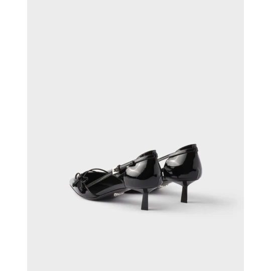 Open side patent leather pumps
