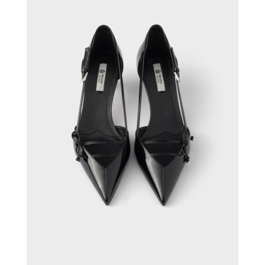 Open side patent leather pumps