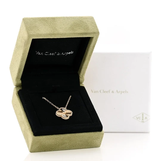 Yellow Gold Vintage Alhambra pendant